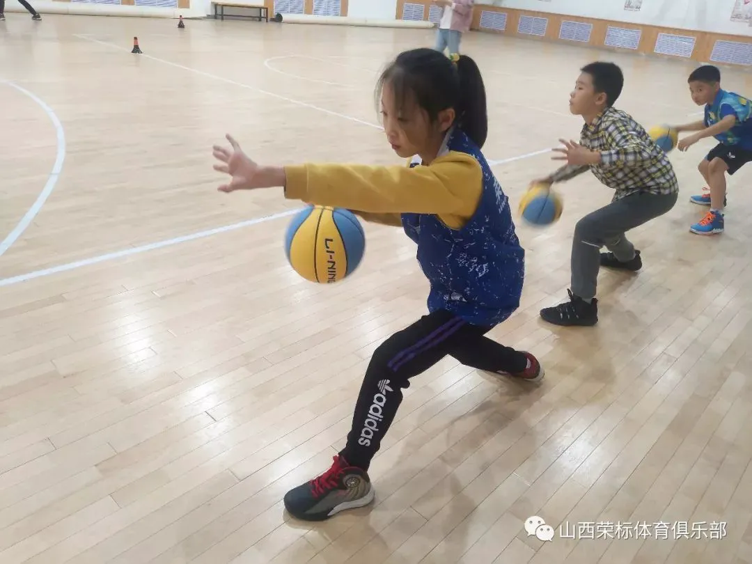 刻苦训练篮球时如何避免受伤的建议_0